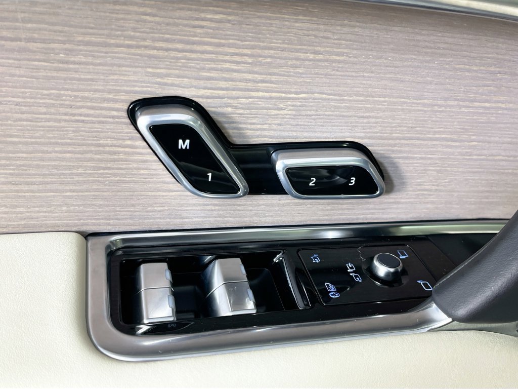 Used 2025 Land Rover Range Rover Autobiography AWD/4WD image 25