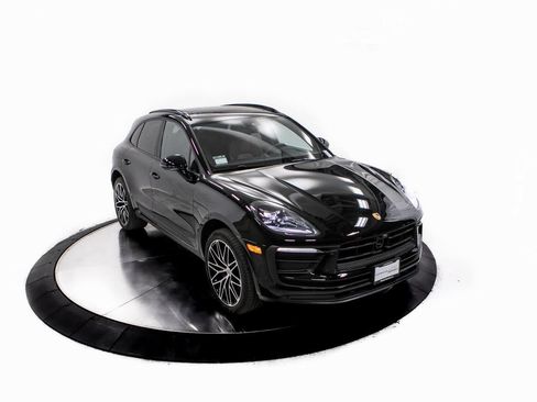 Certified 2025 Porsche Macan image 40