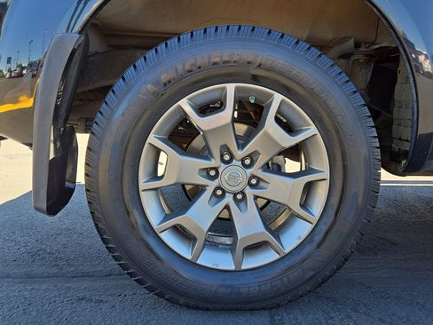 Used 2014 Nissan Frontier SL w/ SL Moonroof Package AWD/4WD image 9