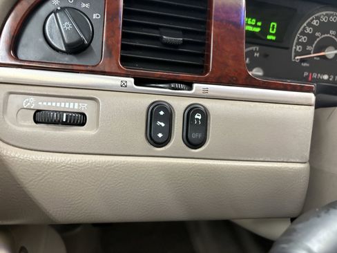 Used 2003 Lincoln Town Car Signature image 18