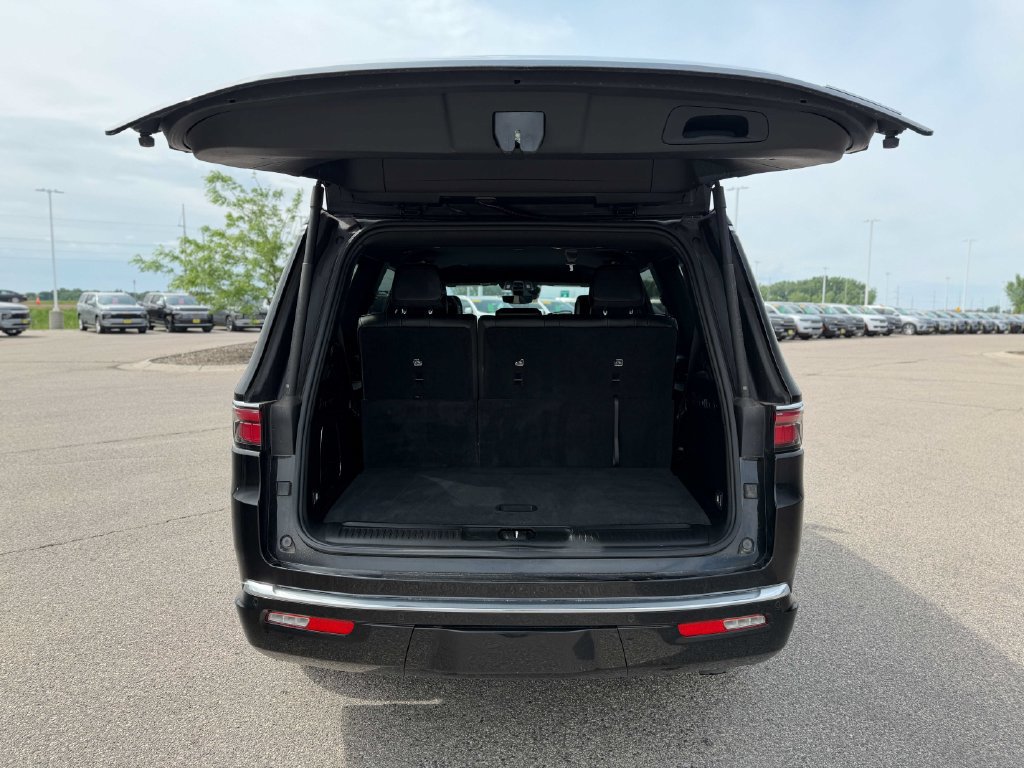 Used 2024 Jeep Wagoneer Series II w/ Flexible Seating Group AWD/4WD image 15