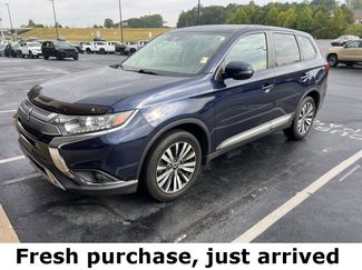 Used 2020 Mitsubishi Outlander SE image 1