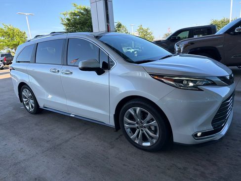 Used 2024 Toyota Sienna Platinum FWD image 23