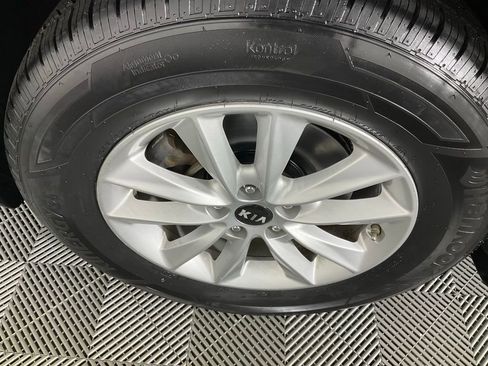 Used 2020 Kia Sorento LX image 9