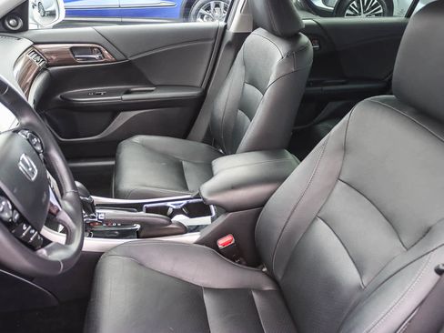 Used 2017 Honda Accord Touring image 16