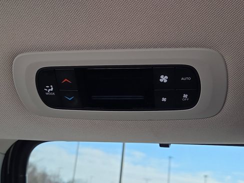 Used 2023 Chrysler Pacifica Touring-L image 12