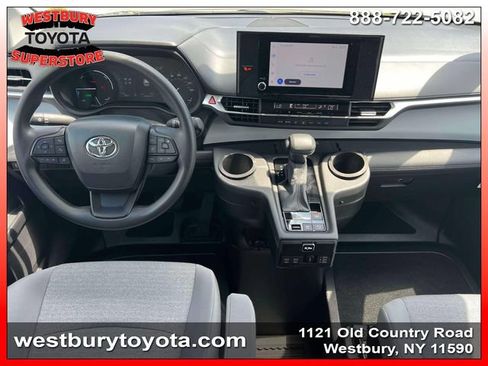 Used 2025 Toyota Sienna LE FWD image 17