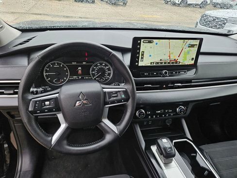 Used 2025 Mitsubishi Outlander SE FWD image 17