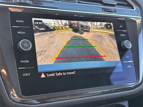 Used 2022 Volkswagen Tiguan SE image 28