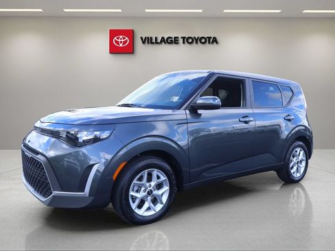 Used 2025 Kia Soul LX w/ LX Technology Package FWD image 1