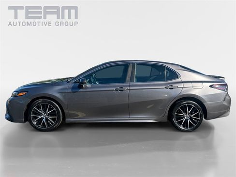 Used 2023 Toyota Camry SE image 4