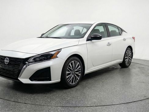 Used 2025 Nissan Altima 2.5 SV image 3