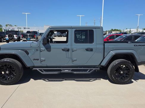 Used 2025 Jeep Gladiator Sport AWD/4WD image 2
