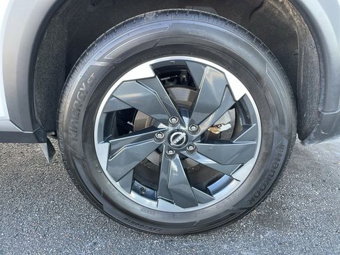 Used 2025 Nissan Rogue SV image 14