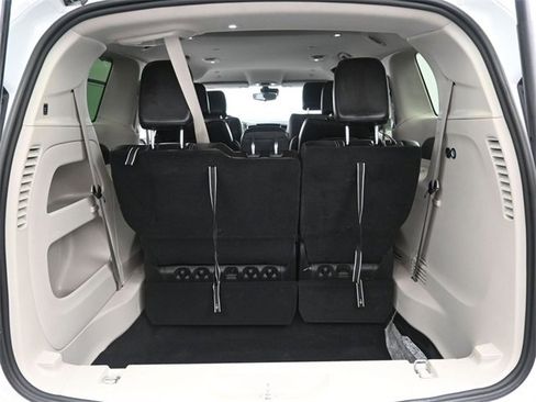 Used 2023 Chrysler Pacifica Touring-L image 10