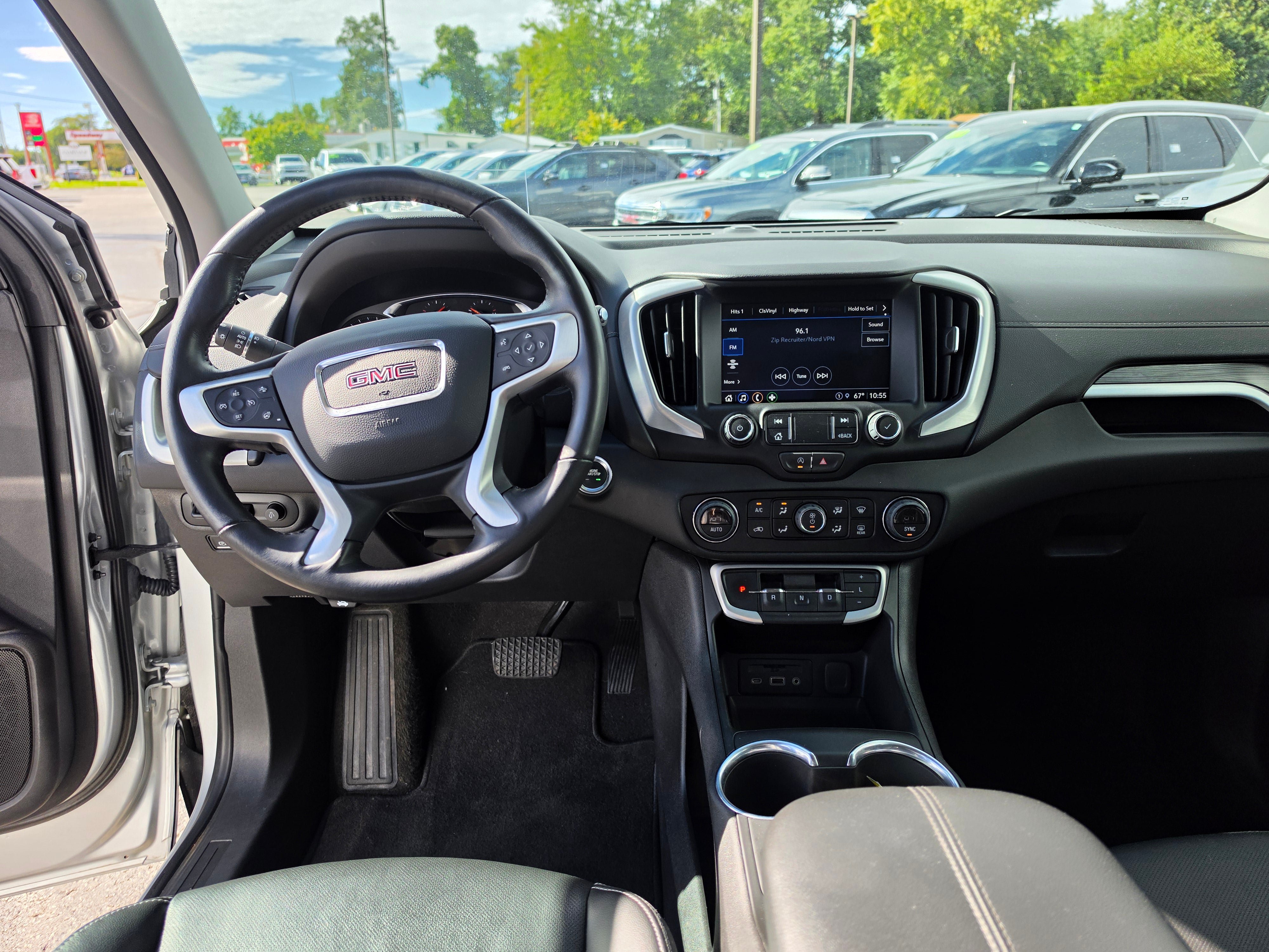 Used 2022 GMC Terrain SLT w/ Tech Package FWD image 9