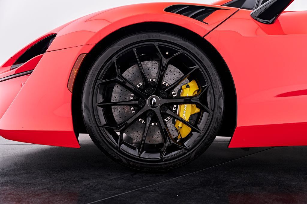 Used 2025 McLaren Artura Spider RWD image 3