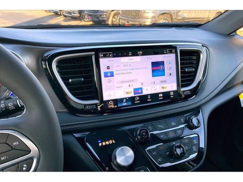 New 2026 Chrysler Pacifica Select image 8