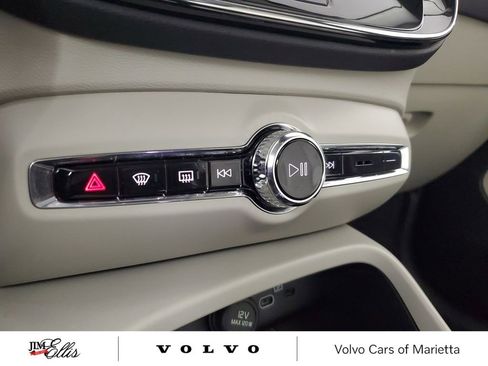 Used 2025 Volvo XC40 B5 Plus image 31