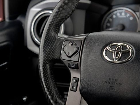 Used 2018 Toyota Tacoma TRD Off-Road w/ Technology Package AWD/4WD image 14