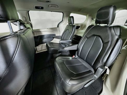 Used 2024 Chrysler Pacifica Touring-L FWD image 23