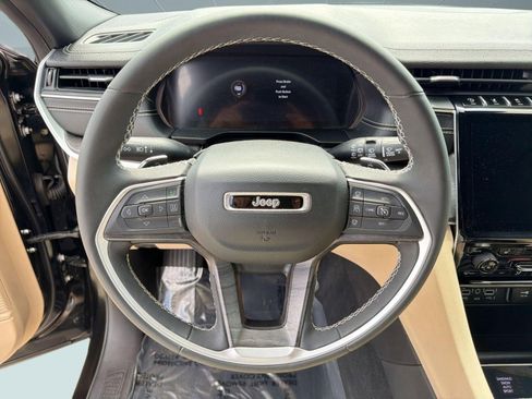 Used 2024 Jeep Grand Cherokee Limited AWD/4WD image 15