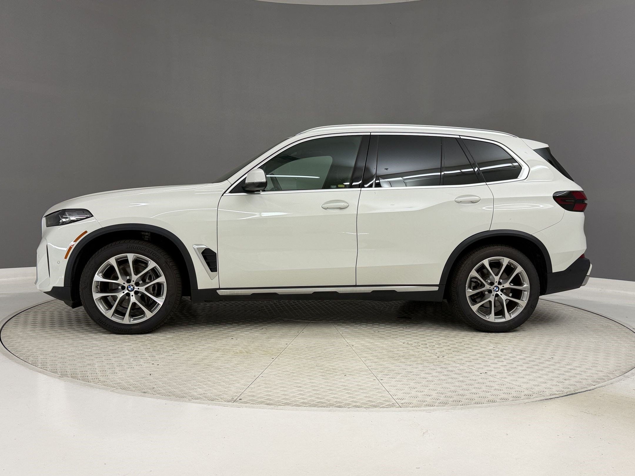 Certified 2024 BMW X5 xDrive40i w/ Parking Assistance Package AWD/4WD image 2