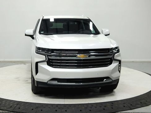 Used 2022 Chevrolet Suburban LT w/ Luxury Package RWD image 3
