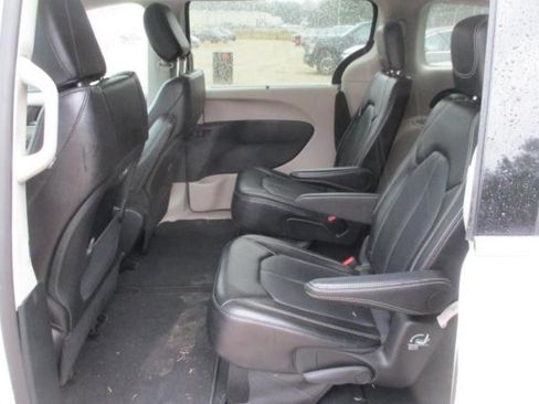 Used 2024 Chrysler Pacifica Touring-L image 14