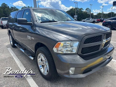 Used 2017 RAM 1500 Express RWD image 3