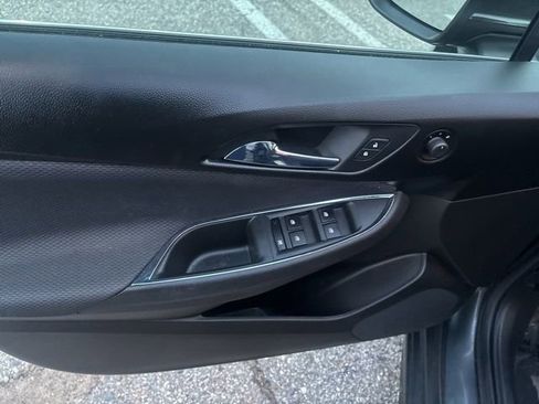 Used 2018 Chevrolet Cruze LT w/ Convenience Package image 19