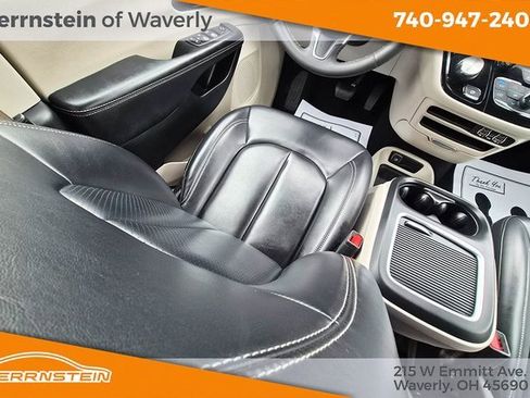 Used 2023 Chrysler Pacifica Touring-L image 14