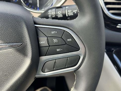 Used 2022 Chrysler Voyager LX image 22