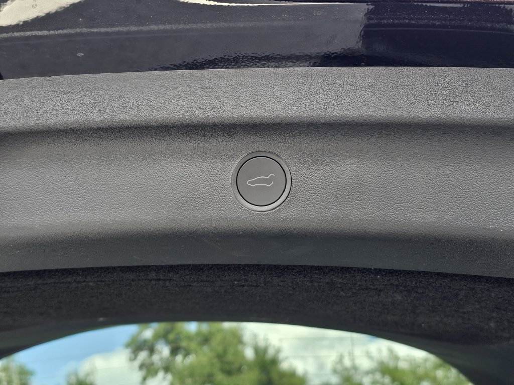 Used 2025 Tesla Model Y Long Range RWD image 9