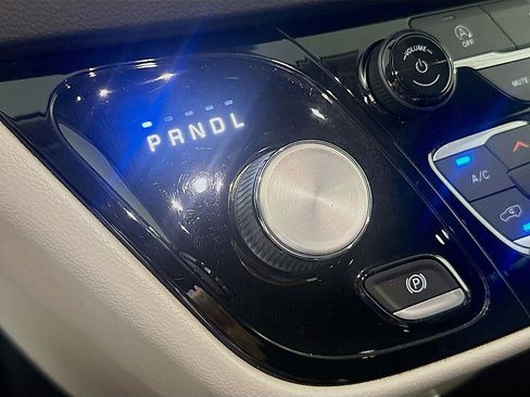 Used 2022 Chrysler Pacifica Touring-L FWD image 17
