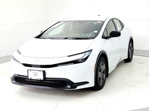 New 2026 Toyota Prius LE image 2