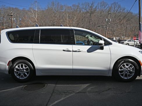 Used 2023 Chrysler Pacifica Touring-L image 6