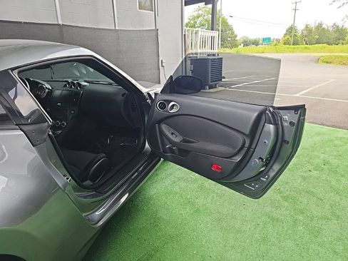 Used 2017 Nissan 370Z Coupe RWD image 12