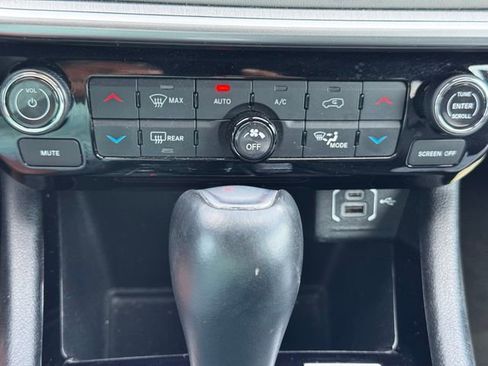 Used 2025 Jeep Compass Limited AWD/4WD image 34