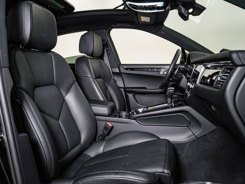 Certified 2026 Porsche Macan Turbo AWD/4WD image 18