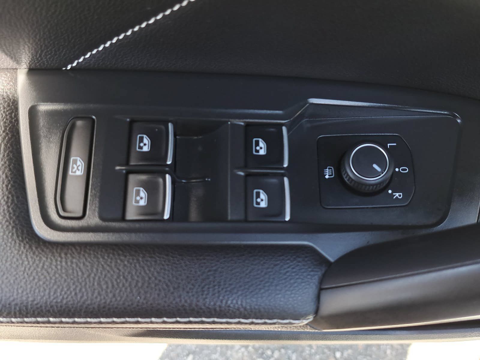 Used 2023 Volkswagen Tiguan SE R-Line FWD image 31