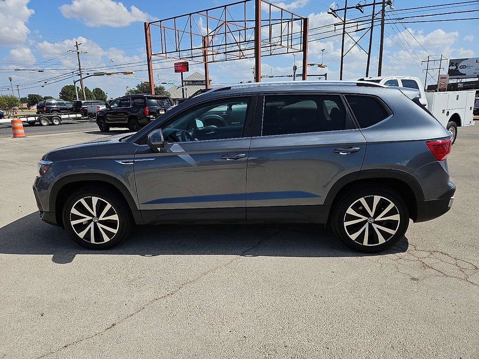Used 2022 Volkswagen Taos SE AWD/4WD image 3