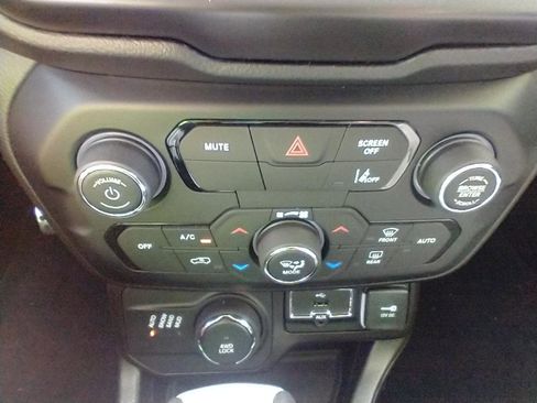 Used 2022 Jeep Renegade Limited image 39