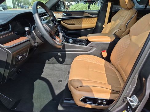 Used 2025 Jeep Grand Cherokee Summit w/ Adv Protech Group IV AWD/4WD image 11
