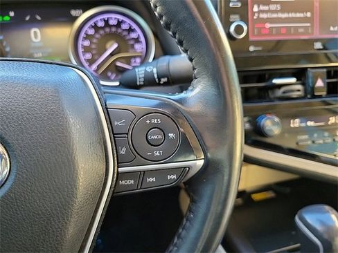 Used 2022 Toyota Camry XLE image 16