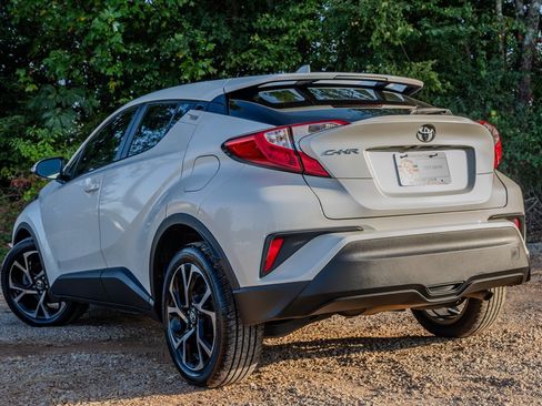 Used 2018 Toyota C-HR XLE FWD image 3