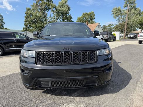 Used 2017 Jeep Grand Cherokee Altitude AWD/4WD image 2
