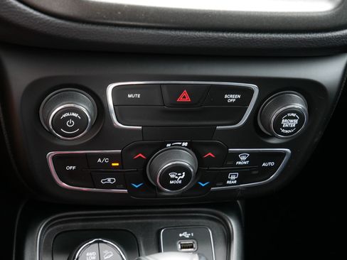 Used 2019 Jeep Compass Trailhawk w/ Cold Weather Group AWD/4WD image 23