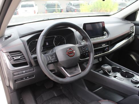 Used 2025 Nissan Rogue SV AWD/4WD image 14
