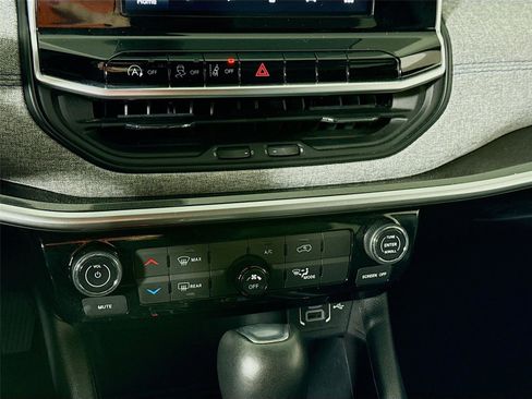 Used 2025 Jeep Compass Latitude AWD/4WD image 9